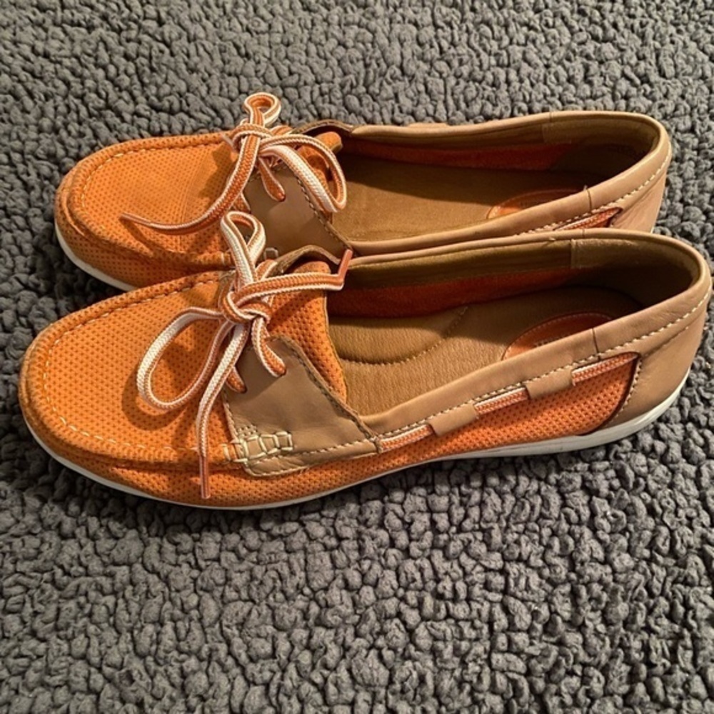 Clarks Artisan orange shoes size 8 1/2 M